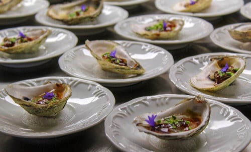  Grilled oysters with purple flower petals